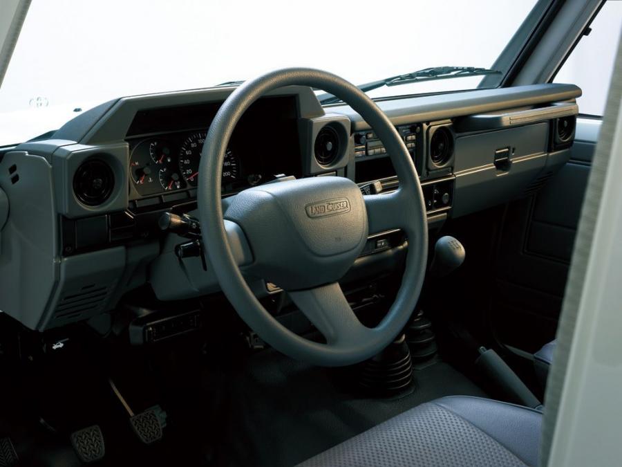  Toyota Land Cruiser 70 Pickup 1999 года  (фото 9 из 10)